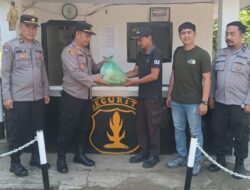 Jumat Agung, Kapolsek Berbagi Paket Sembako untuk Warga Kurang Mampu