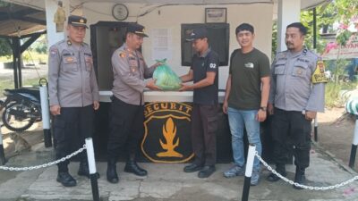 Jumat Agung, Kapolsek Berbagi Paket Sembako untuk Warga Kurang Mampu