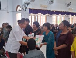 Jumat Agung, Sat Intelkam Berbagi Paket Sembako di Gereja HKBP Resort Cinta Dame