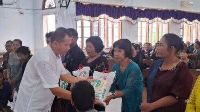 Jumat Agung, Sat Intelkam Berbagi Paket Sembako di Gereja HKBP Resort Cinta Dame