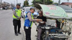 Libur Hari Minggu, Gakkum Lantas Tetap Peduli dengan Berbagi Sembako