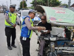 Libur Hari Minggu, Gakkum Lantas Tetap Peduli dengan Berbagi Sembako