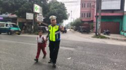 Peduli Pelajar, Kanit Gakkum Bantu Seberangkan Siswa di Jalan Raya