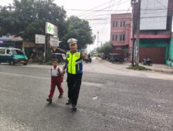 Peduli Pelajar, Kanit Gakkum Bantu Seberangkan Siswa di Jalan Raya