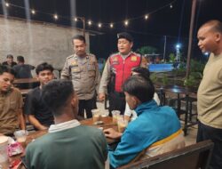 Jaga Kamtibmas, Polsek Lima Puluh Sampaikan Layanan Call Center 110 kepada Pengunjung Kafe