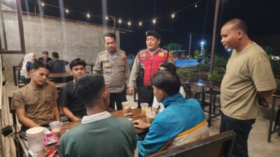 Jaga Kamtibmas, Polsek Lima Puluh Sampaikan Layanan Call Center 110 kepada Pengunjung Kafe