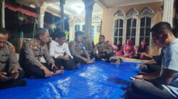 Malam Takziah, Kapolsek Lima Puluh Sampaikan Belasungkawa atas Wafatnya Orang Tua Aiptu Gunawan