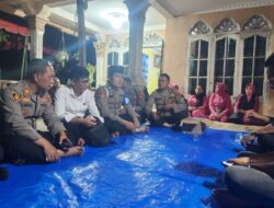 Malam Takziah, Kapolsek Lima Puluh Sampaikan Belasungkawa atas Wafatnya Orang Tua Aiptu Gunawan