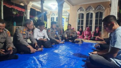 Malam Takziah, Kapolsek Lima Puluh Sampaikan Belasungkawa atas Wafatnya Orang Tua Aiptu Gunawan