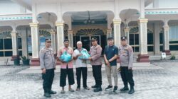 Peduli Sesama di Hari Jumat Berkah, Polsek Lima Puluh Kembali Bagikan Paket Sembako untuk