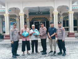 Peduli Sesama di Hari Jumat Berkah, Polsek Lima Puluh Kembali Bagikan Paket Sembako untuk