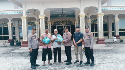 Peduli Sesama di Hari Jumat Berkah, Polsek Lima Puluh Kembali Bagikan Paket Sembako untuk