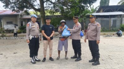 Rutin Jumat Berkah, Polsek Lima Puluh Peduli Kepada Warga Membutuhkan