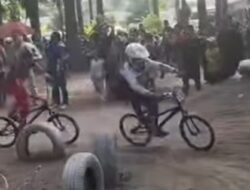 Aksi Saling Potong di Tikungan Warnai Final BMX, Pembalap Kaos Merah Kehilangan Posisi
