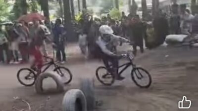 Aksi Saling Potong di Tikungan Warnai Final BMX, Pembalap Kaos Merah Kehilangan Posisi