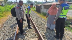 Pria Tewas Tersambar Kereta Api Saat Berjalan di Pinggir Rel