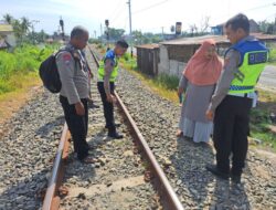 Pria Tewas Tersambar Kereta Api Saat Berjalan di Pinggir Rel