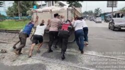 Waka Polsek Sigap Bersama Warga Dorong Truk Mogok di Perlintasan Kereta Api, Cegah Kemacetan dan Bahaya Kecelakaan