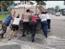 Waka Polsek Sigap Bersama Warga Dorong Truk Mogok di Perlintasan Kereta Api, Cegah Kemacetan dan Bahaya Kecelakaan