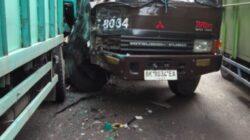 Tabrakan Sesama Truk Tronton di Jalinsum Lima Puluh, Satu Pengemudi Dilarikan ke Rumah Sakit