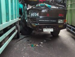 Tabrakan Sesama Truk Tronton di Jalinsum Lima Puluh, Satu Pengemudi Dilarikan ke Rumah Sakit