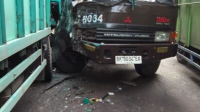 Tabrakan Sesama Truk Tronton di Jalinsum Lima Puluh, Satu Pengemudi Dilarikan ke Rumah Sakit