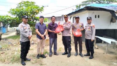 Tidur Malam Usai Nobar, Tim Polsek Lima Puluh Tetap Hadir di Tengah Warga untuk Berbagi