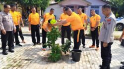 Mako Baru, Semangat Baru: Kapolres Batu Bara Pimpin Gerakan Tanam Pohon di Polsek Lima Puluh