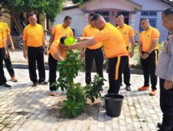 Mako Baru, Semangat Baru: Kapolres Batu Bara Pimpin Gerakan Tanam Pohon di Polsek Lima Puluh