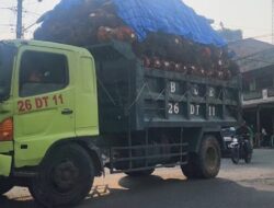 Diduga Bermuatan Berlebih, Truk Pengangkut Sawit Dinilai Membahayakan Pengguna Jalan