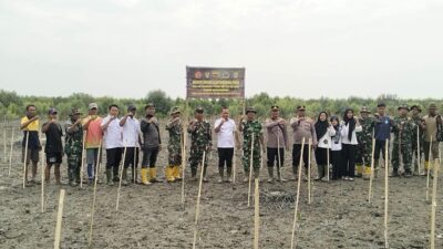 Jaga Kelestarian Pesisir, Satgas TMMD Ke-129 Kodim 0208/Asahan Tanam Mangrove di Desa Kapal Merah