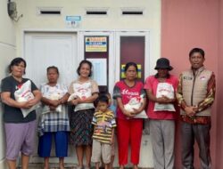 Minggu Penuh Berkah, Kasat Narkoba Berbagi Sembako kepada Warga Kurang Mampu