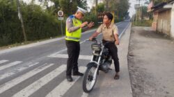Gaptur Pagi, KBO Satlantas Ingatkan Pelajar Wajib Gunakan Helm Demi Keselamatan