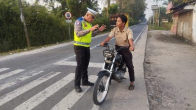 Gaptur Pagi, KBO Satlantas Ingatkan Pelajar Wajib Gunakan Helm Demi Keselamatan