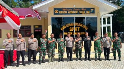 Danramil 03 Lima Puluh Berikan Surprise Kue Tart, Ucapkan Selamat HUT Bhayangkara ke-80 kepada Kapolsek Lima Puluh