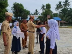 Camat Pimpin Upacara di SMP Datuk Tanah Datar, Tekankan Disiplin dan Semangat Meraih Prestasi