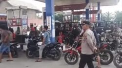 Warga Batu Bara Antre BBM di SPBU, Polisi Lakukan Pengamanan dan Pengaturan Arus Lalu Lintas