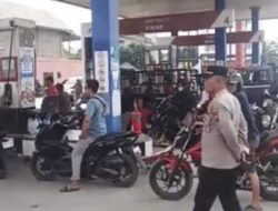 Warga Batu Bara Antre BBM di SPBU, Polisi Lakukan Pengamanan dan Pengaturan Arus Lalu Lintas