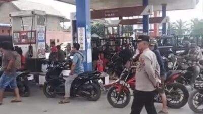 Warga Batu Bara Antre BBM di SPBU, Polisi Lakukan Pengamanan dan Pengaturan Arus Lalu Lintas