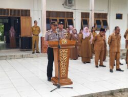 Melalui Program Police Goes to School, Kapolsek Ikuti Upacara Bendera dan Sampaikan Pesan Kamtibmas kepada Pelajar