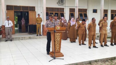 Melalui Program Police Goes to School, Kapolsek Ikuti Upacara Bendera dan Sampaikan Pesan Kamtibmas kepada Pelajar