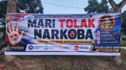 Satnarkoba Polres Batu Bara Ingatkan Bahaya Narkoba Lewat Spanduk di Liga Mini Soccer