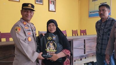 Salurkan Bantuan Jumat Berkah, Kades Dile Ucapkan Terima Kasih kepada Kapolres Batu Bara melalui Kapolsek Lima Puluh