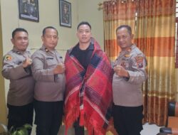 Bertahun Gunakan Gedung Milik Warga, Kapolsek Lima Puluh Berikan Ulos sebagai Tanda Terima Kasih