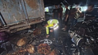 Laju Kencang Berujung Kecelakaan, Xpander Hantam Truk yang Berhenti di Bahu Jalan