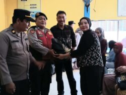 Jumat Berkah Polsek Lima Puluh, Kapolsek Salomo Sagala Salurkan Sembako kepada 50 Petani di Simpang Gambus