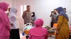 Besuk Anak Korban Luka Bakar di RS Bidadari, Kapolres Batu Bara Berikan Dukungan Moril 