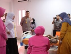 Besuk Anak Korban Luka Bakar di RS Bidadari, Kapolres Batu Bara Berikan Dukungan Moril 