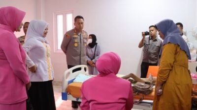 Besuk Anak Korban Luka Bakar di RS Bidadari, Kapolres Batu Bara Berikan Dukungan Moril 