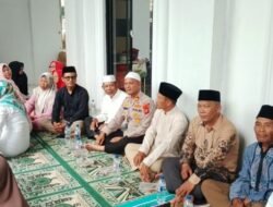 Di Tengah Khidmatnya Pengajian Al Hidayah, Kapolsek Air Putih Pererat Silaturahmi